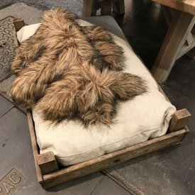 Wooden box, hundkorg med linne kudde