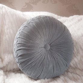 Fantastiskt vacker rund kudde i velour, turkos, från Hübsch
