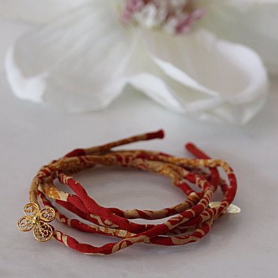 Wishbracelet, armband, gold, rött siden, Yvone Christa New York