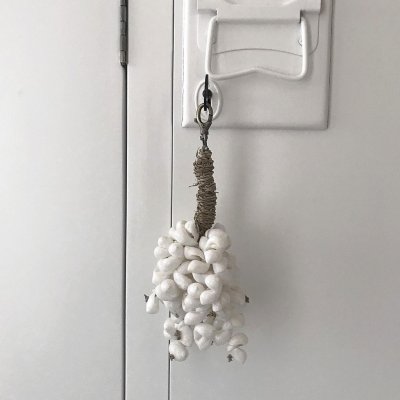 Keychain, nyckelring, Kay Shell tassel white